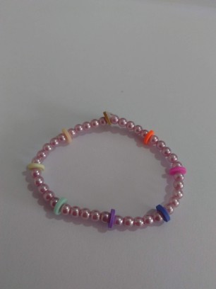Pulseira de roscas coloridas.