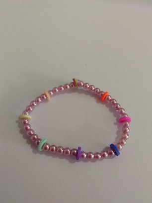 Pulseira de roscas coloridas.